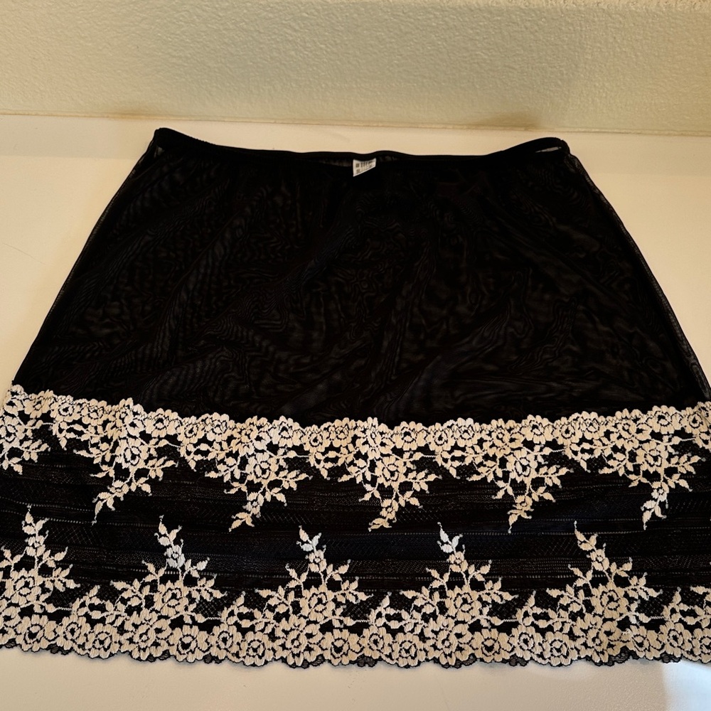 New Wacoal Black Slip with White Lace Detail. Size 6-M.